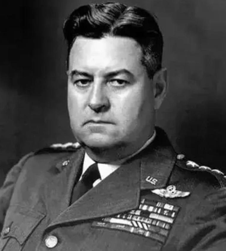 1944年，美军轰炸了东京半年，收效却不大，李梅上任后，突然想到一个办法：“别用