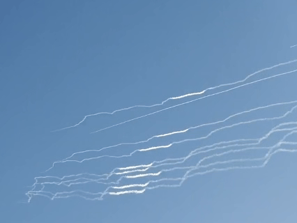 夜深了，都睡了吗？欣赏一下动图！😊据悉，这是今天福建平潭天空上解放军实弹射