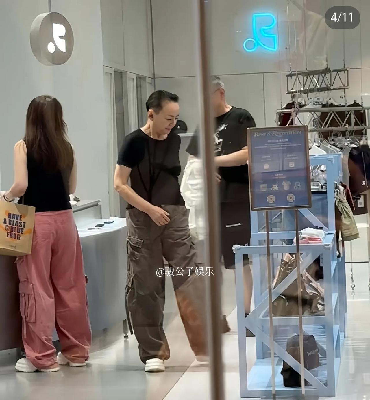 8月21日，有网友在北京三里屯偶遇宋丹丹与儿媳王博谷一同逛街，两人相处融洽，有说