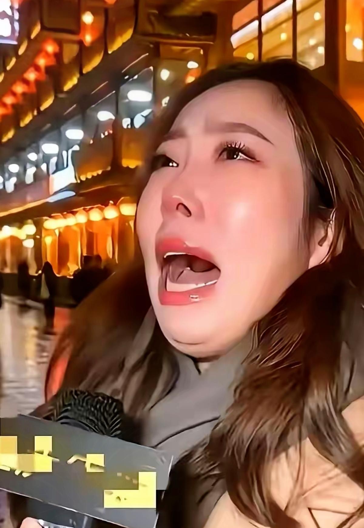 太扎心了！成都Y女士街头崩溃大哭，戳穿了多少人被消费主义绑架的真相！