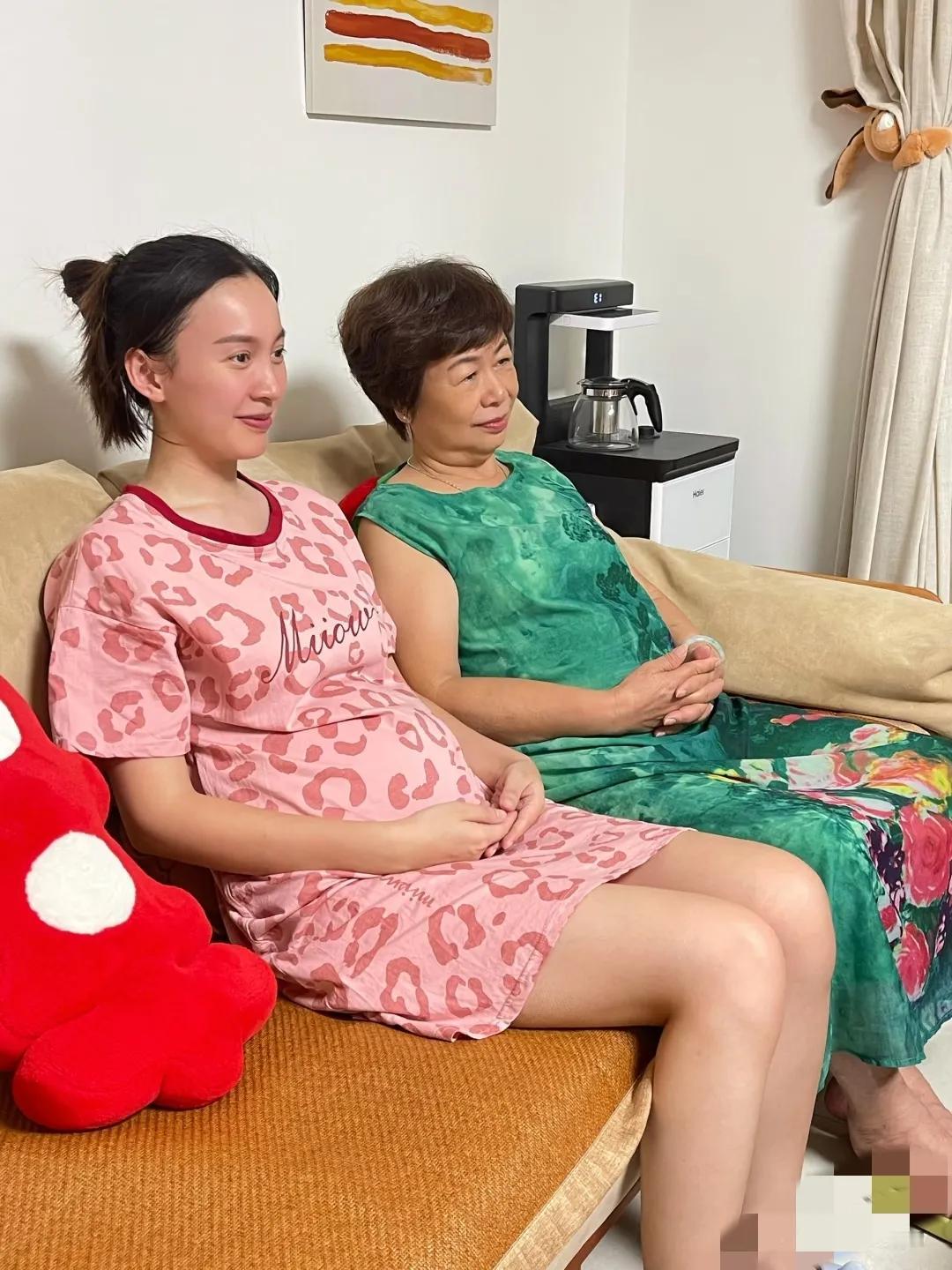 中午儿媳妇回家吓我一跳。她下班一进门,二话不说就抱住我。我摸了她额头一下,不热啊