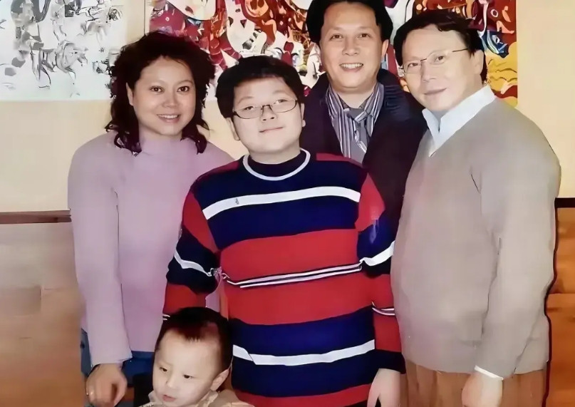 唐国强做梦也想不到。自己身强体壮，容貌俊朗，才思敏捷，纵横影坛，风光无限，二
