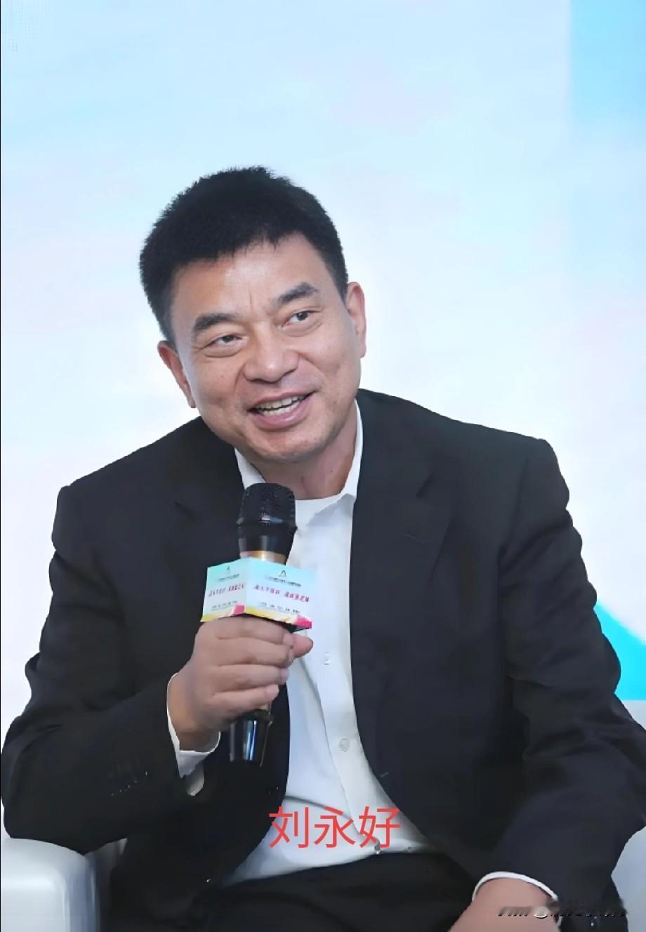 新希望的刘永好算是把窗户纸给捅破了。一台机器人干两年，成本就回来了。剩下的，全