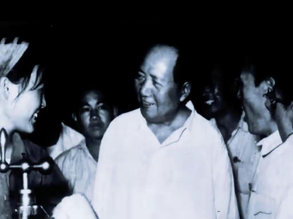 相比今天，新中国三十年那么落后，为什么还有无数人一直都在怀念毛主席以及那个时代？