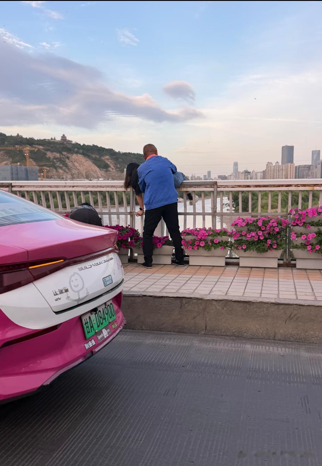反应敏捷的兰州出租车司机当即停下车，救下了这个想轻生的女孩。兰州的出租车颜色