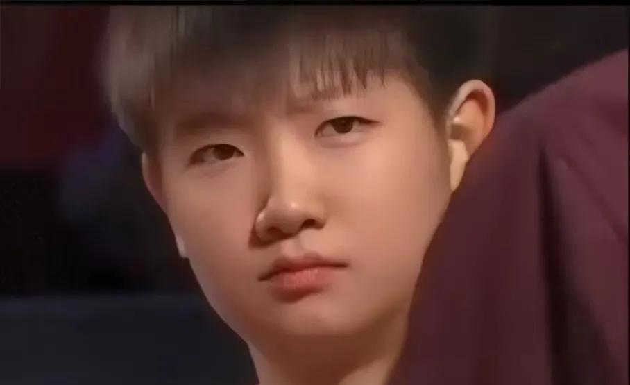 莎莎这两次的表情对比也太明显了小时候就是奇怪的看着你，感觉就是在说：是这个样子