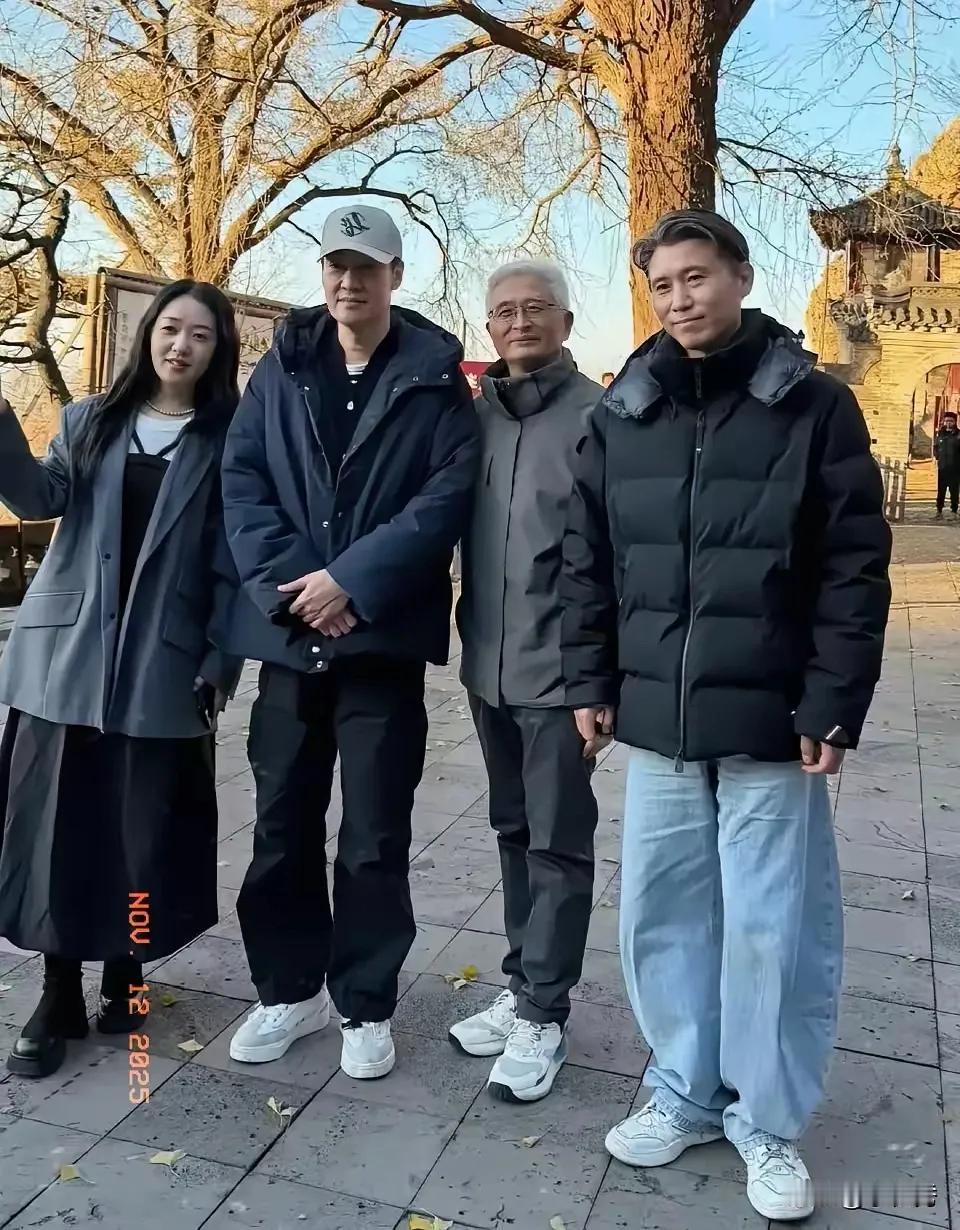 辛柏青和女儿。辛柏青明显看着消瘦了很多，整个人显得也比较憔悴。旁边挨着爸爸站着的