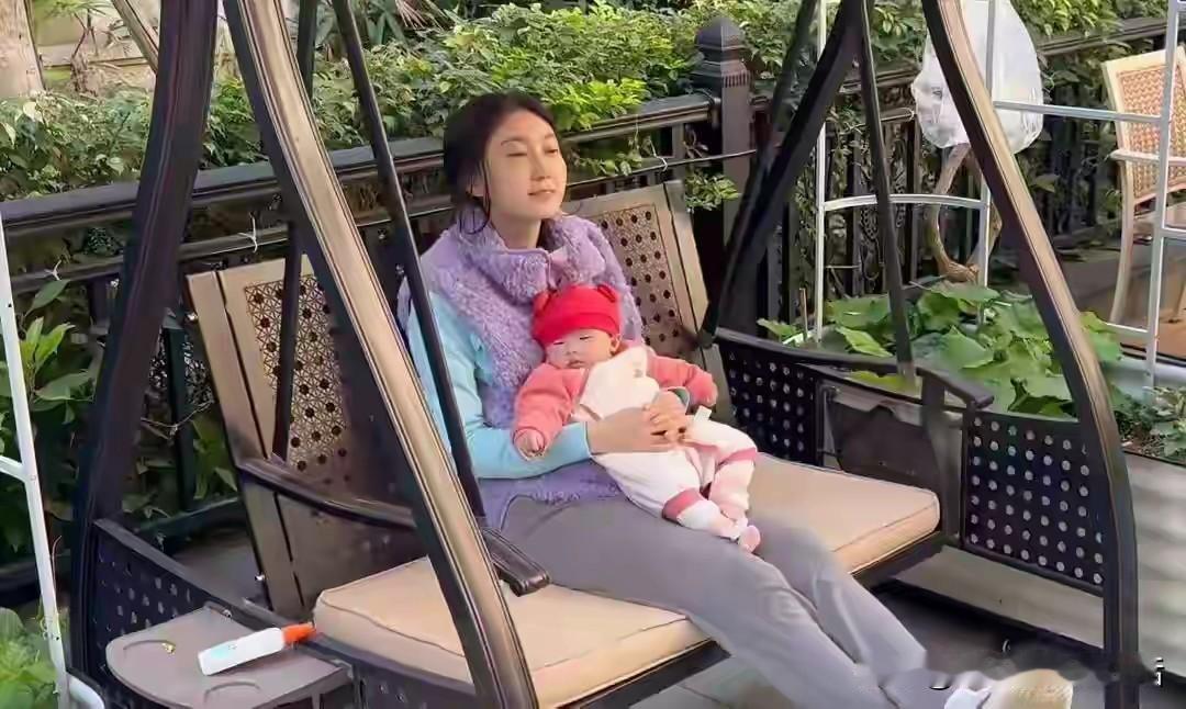 这小日子过得真好。水均益的女儿水亦诗，孩子百天以后就搬到了泉州，住在别墅区里，