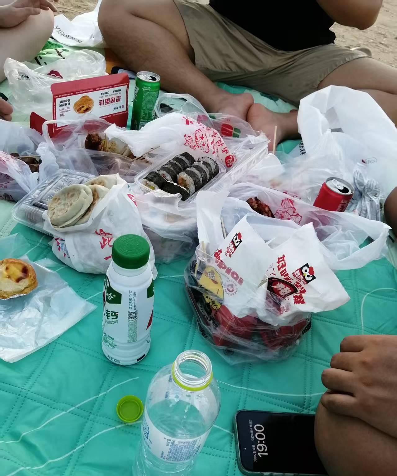 海边野餐，礼拜天，儿子休班，和他同学约好去海边野餐。下午我们各自带着自己准备