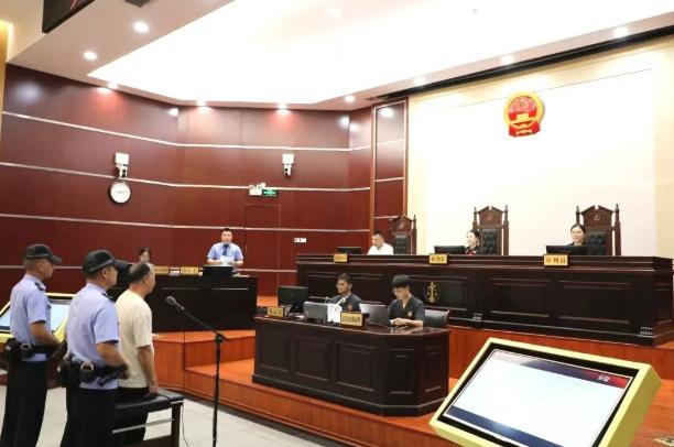 一中学原校长梁某某贪腐175万，200余名公职人员现场旁听审判：教育不是寻租场，