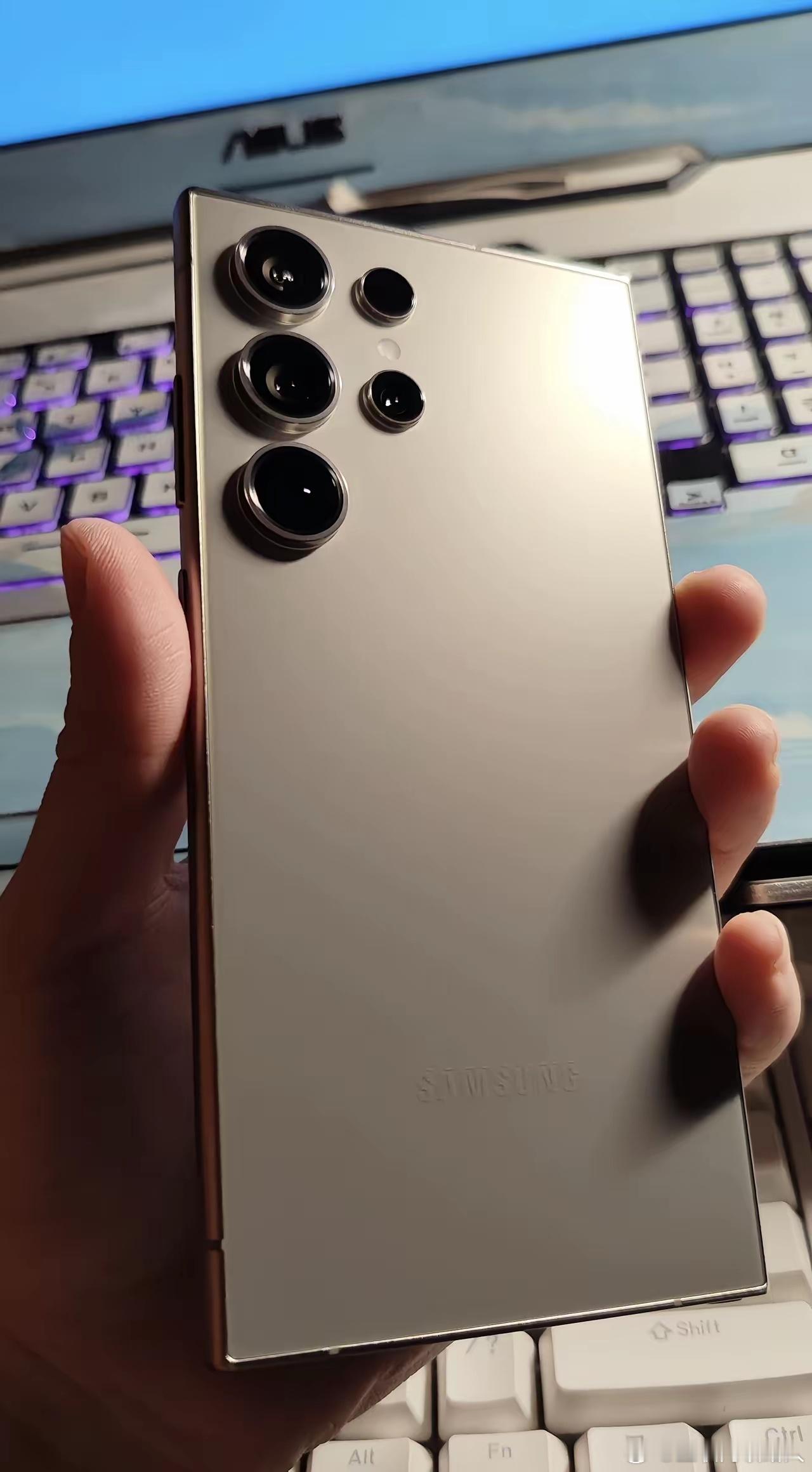 朋友用三星S24U手机，到处吹三星手机拍风景好看，色彩还原准，光学变焦强，演唱会