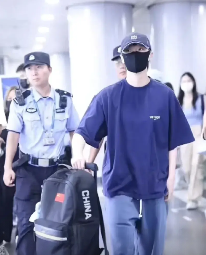 王曼昱启程出发北京时间8月28日晚间，刚刚国乒世界冠军王曼昱从北京出发，前往
