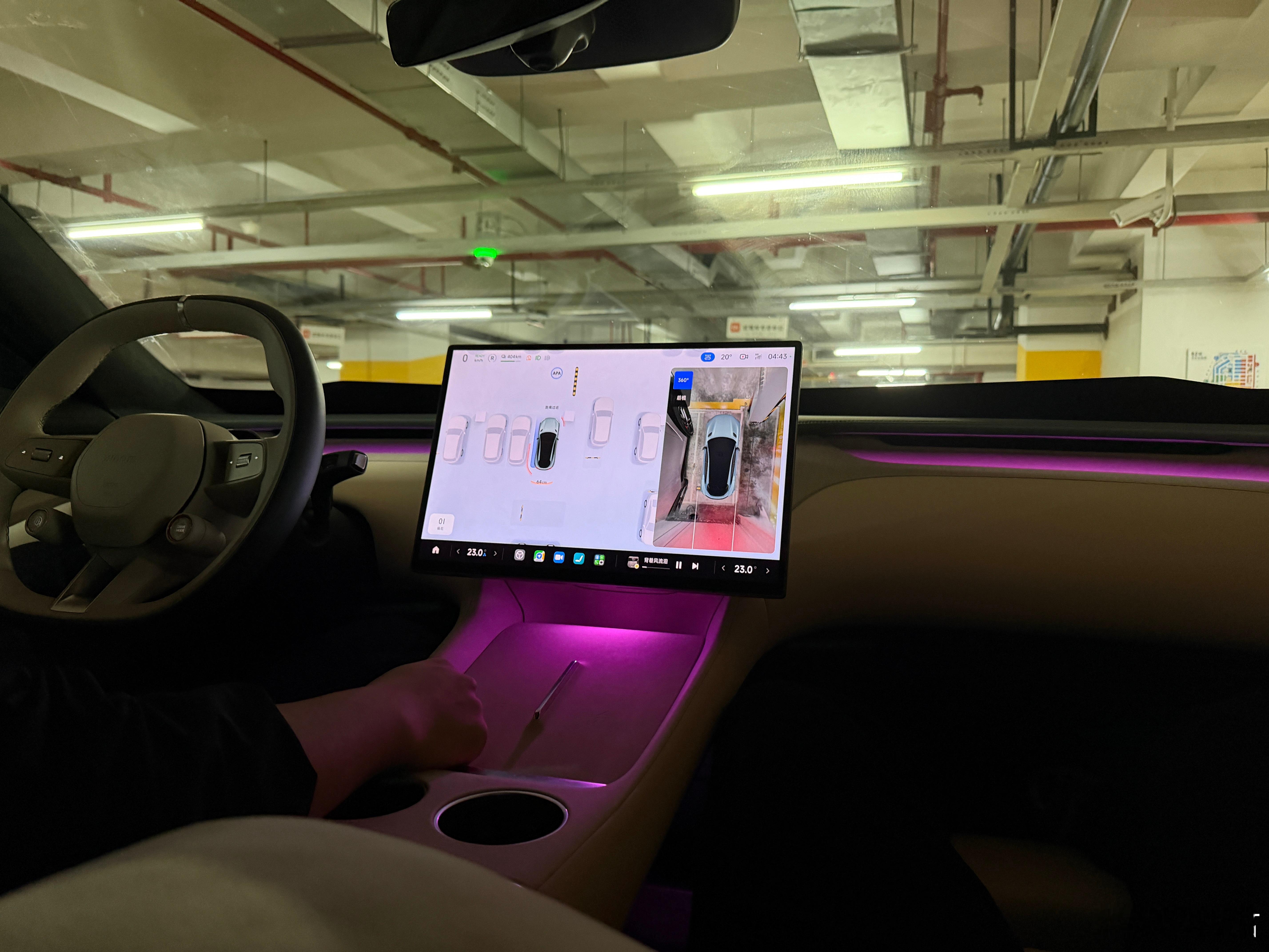 今天陪我老婆试驾了小米Yu7，由于我不会开车，比较看重的是副驾驶适度，感觉腿托➕