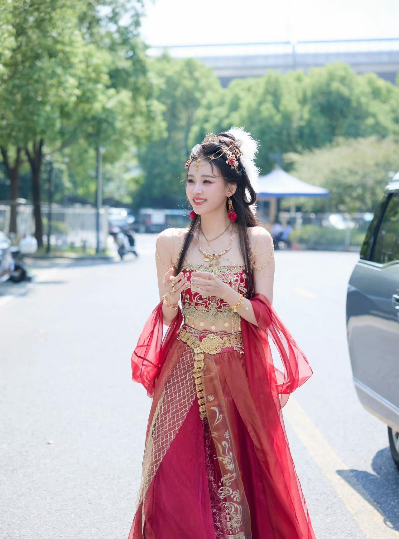 孙怡这身红装路透真的不错，挺漂亮啊！像仙女下凡，又灵又温柔，完全就是一只刚修炼