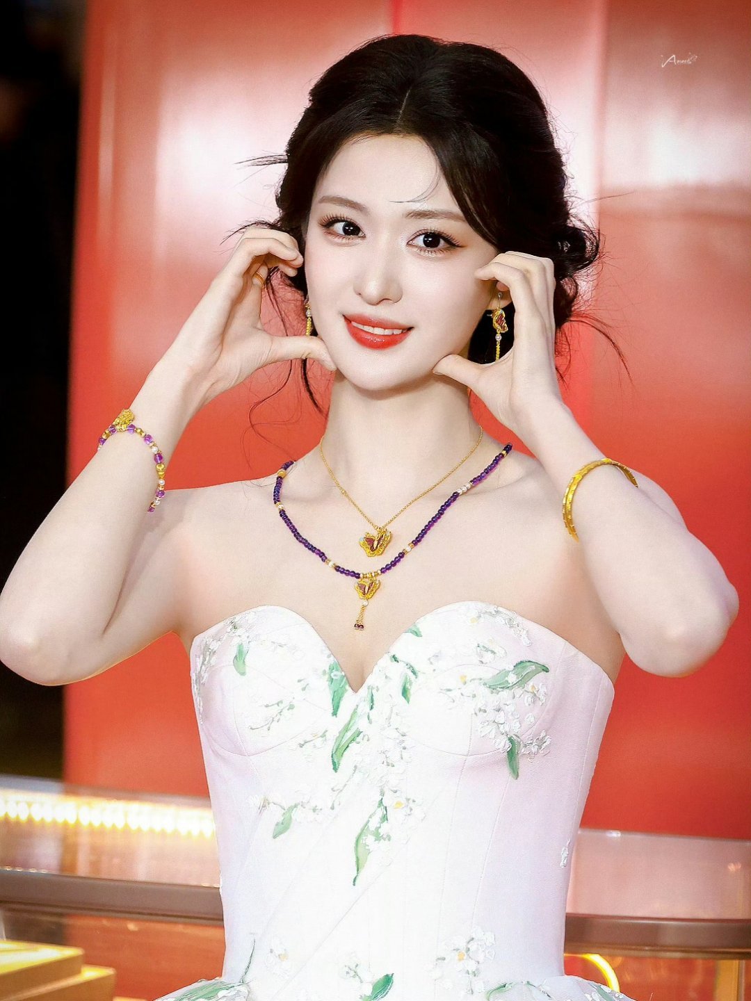 王楚然抹胸花苞裙“白眼女神”王楚然在南京的活动中，身穿淡粉色铃兰刺绣抹胸花苞裙