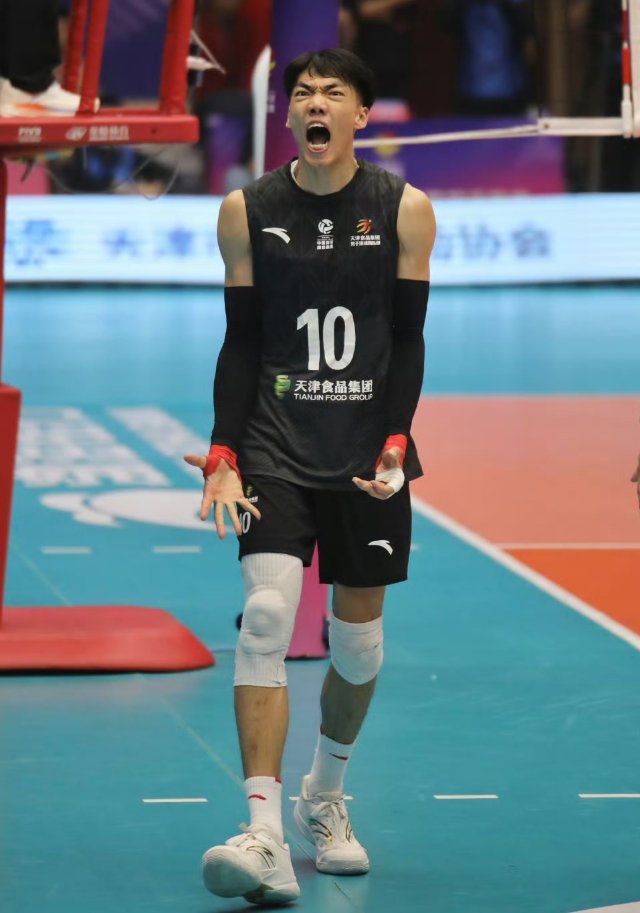 薛智鸿要去越南打联赛？国家队真的不给个机会集训吗？这赛季他进步很大，当了队长后也