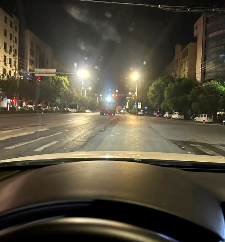 昨晚，我开车送朋友去机场。等红灯时，60秒，我很自然地把档位挂到P档。结果