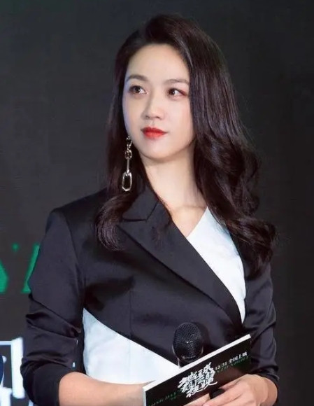 2014年，汤唯和韩国导演金泰勇结婚，他斥巨资13.5亿买了一块480平的地皮，