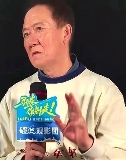 很多人总爱站在道德高地上说：有钱就该把爸妈接去北京养老，图个热闹、图个体面。可