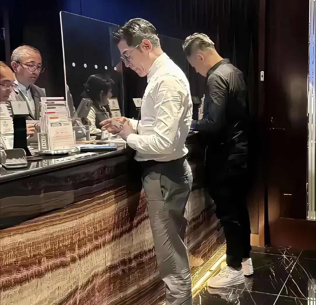 郭富城结账照疯传！裤子褶子能夹蚊子，网友：这是把