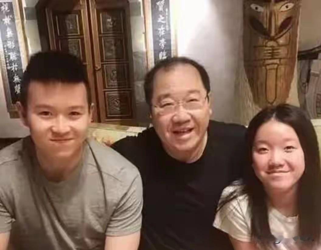 大家不要喷哈，英达和妻子梁欢长相不是那么出众，但儿子英如镝却是十足的大帅哥，不管