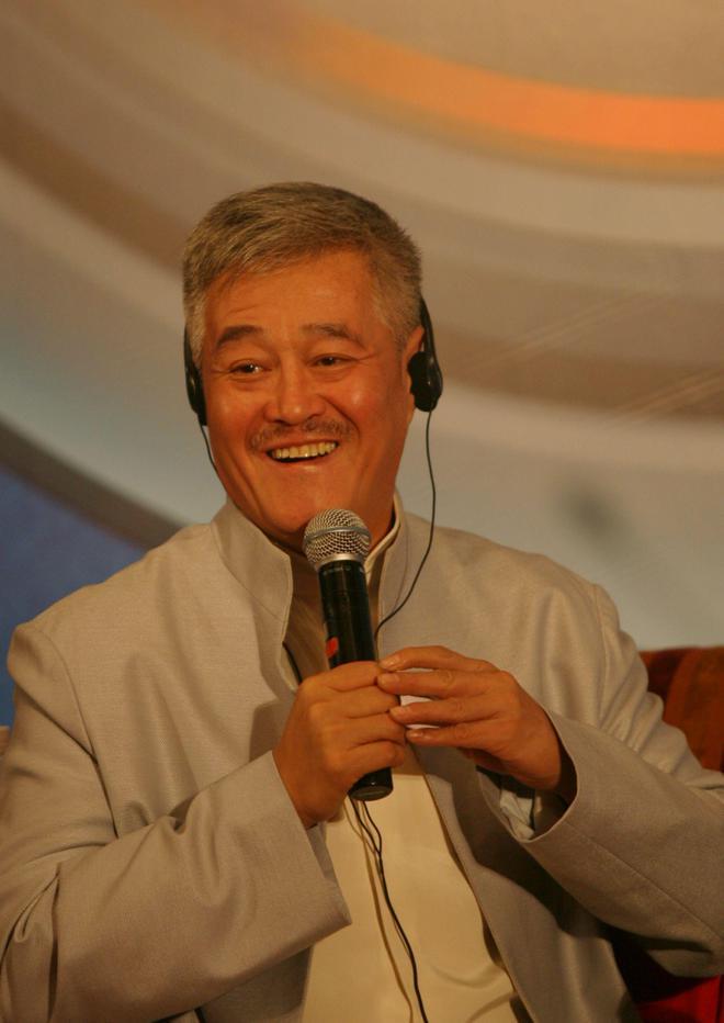 2013年，赵本山直接说：“既然如此，今年的春晚我不参加了。”说完当着哈文的面，