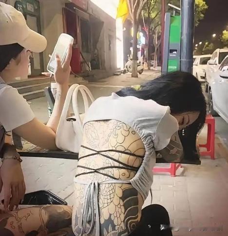 右边趴着睡觉的美女，就算不要彩礼，有人敢娶回家吗？别骂我怂哈，就是一分钱彩礼都