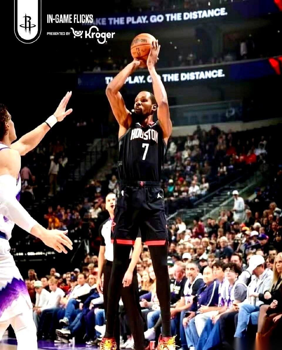 看完这场球，我后背有点发凉。一个命中率只有两成的哥们儿，在场上正负值居然是+2