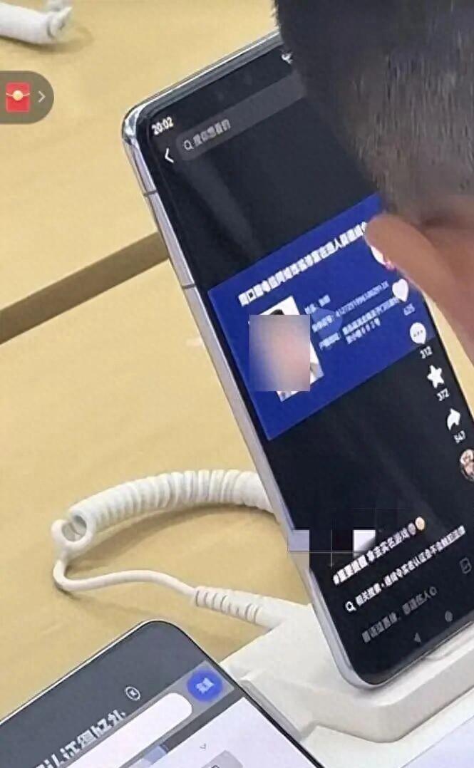 “担心的事情还是发生了！”山东，一男子到数码店去逛街，期间看到一名未成年“小孩哥