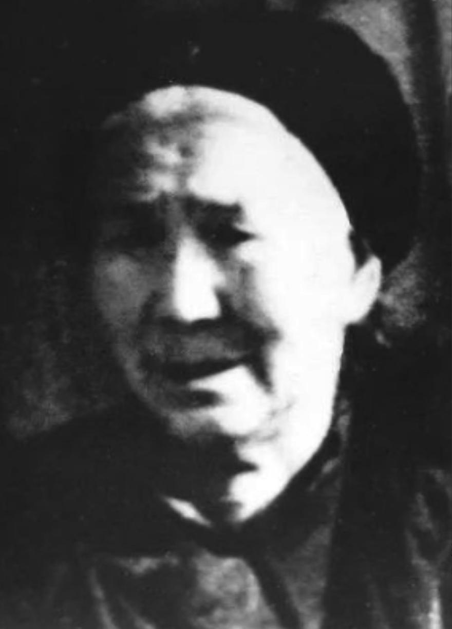 1944年，日军到处扫荡。为了躲鬼子，100多个村民钻进了山洞。谁也没料到，一个