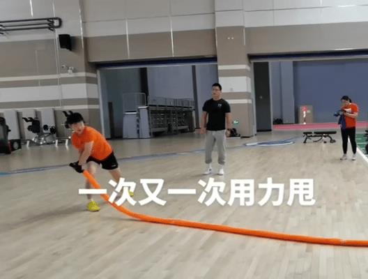 莎莎的“力大如牛”与“小鸟依人”同在～这是莎莎在训练时的场景，莎莎的训练强度大