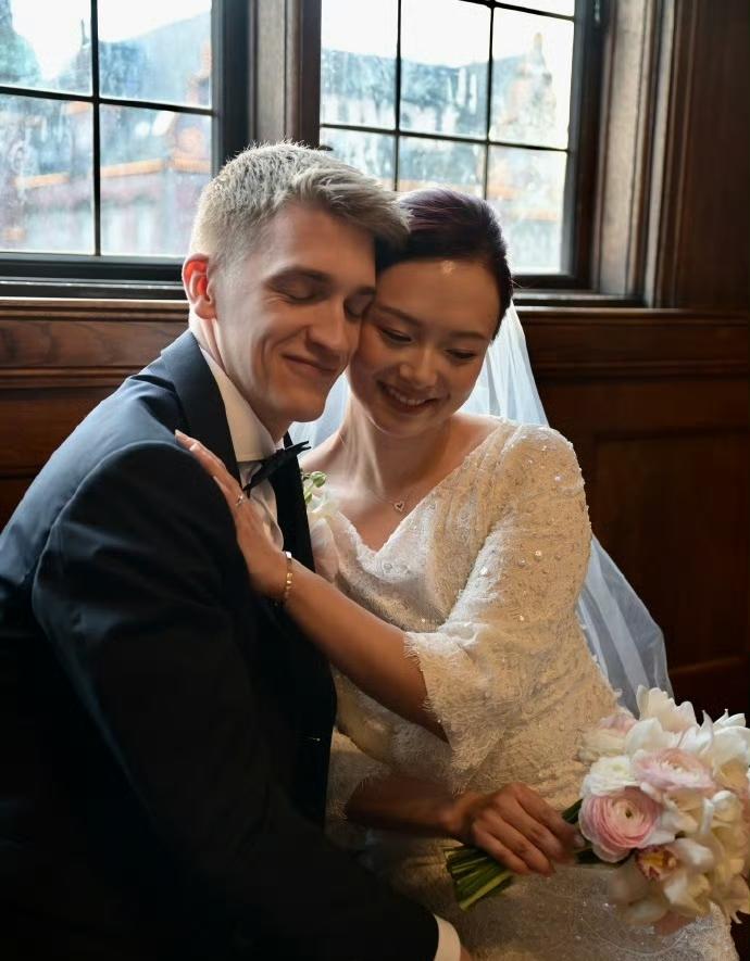 瑞典国家队乒乓球名将安东卡尔伯格今日与德国华裔乒乓球运动员万远登记离婚。两人穿着