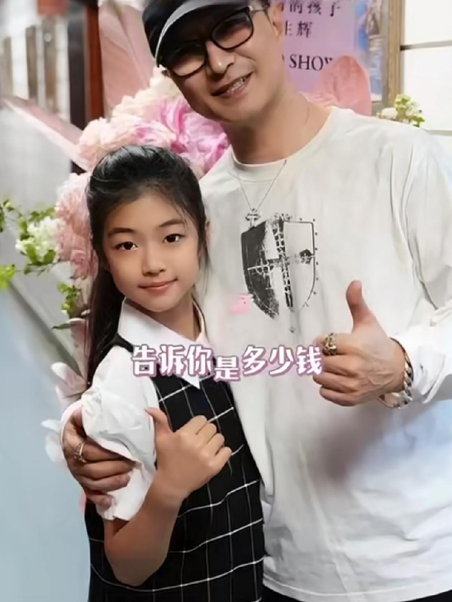 汪峰不让女儿买大牌衣服：你有本事挣钱再买不迟。汪峰说二女儿才14岁，这个年纪