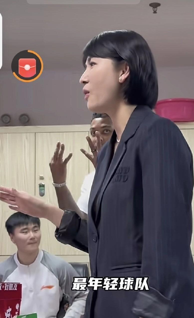 福建董事长伍佰兰赛后进更衣室，布置季后赛任务，她说福建是全联盟最年轻的球队，常规