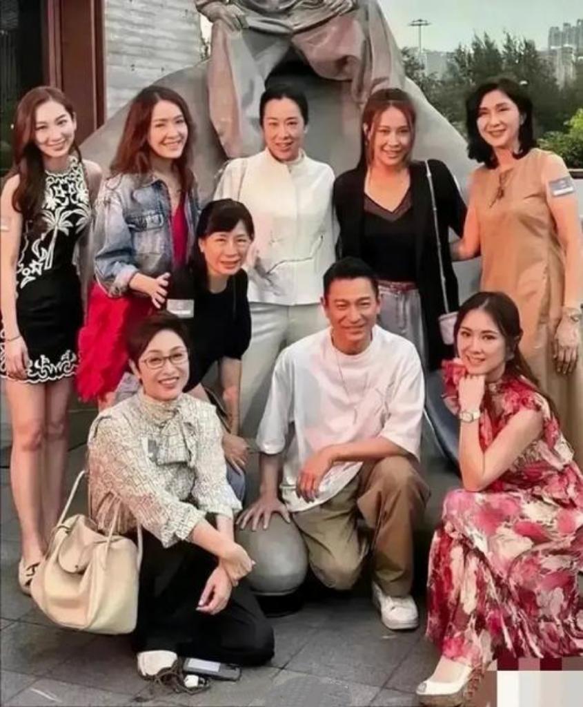 刘德华与多位港姐冠军合照：我认出了戴着眼镜、清姿雅质的陈法蓉，手托下巴、秀韵