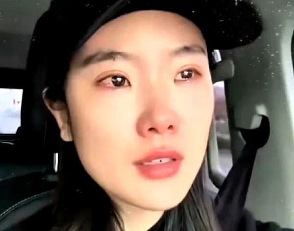 女子走亲戚途中，路过前男友家，眼眶一下子就湿润了。前男友家已然盖起了别墅，而且