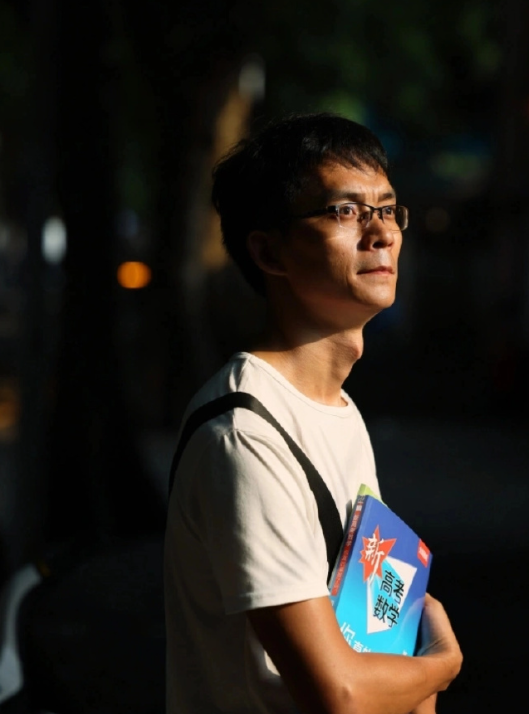  2016年，唐尚珺第8次高考，他以625分的成绩被中国政法大学工商管理专业录取