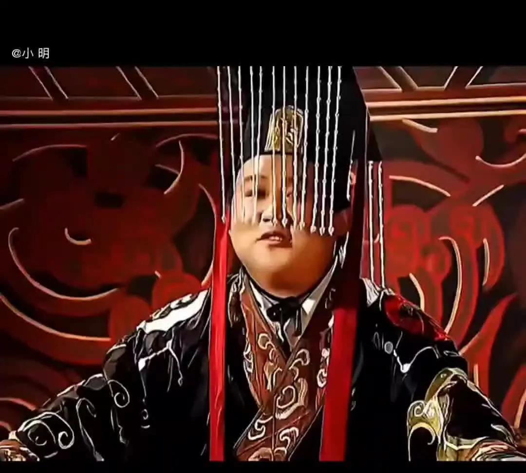 洛阳的暮春飘着柳絮，刘禅斜倚在新赐的紫檀榻上，听着家仆报说三儿子刘瑶又在当街纵马