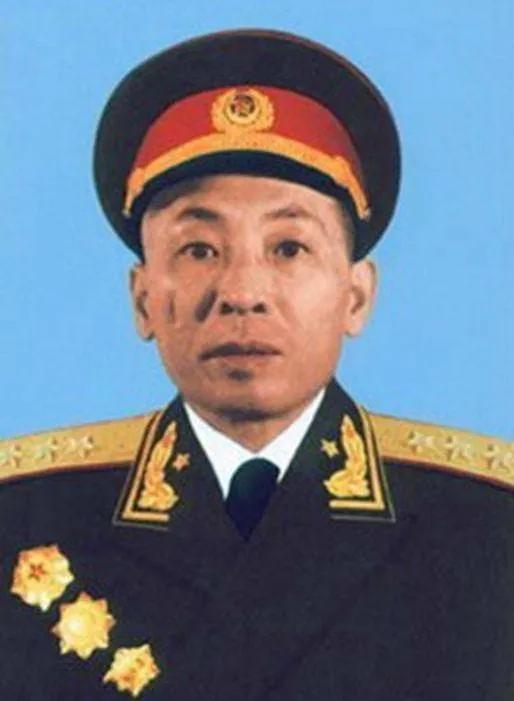 1950年，福建军区司令员叶飞下班后，夫人已经做好饭菜，但老母亲却把好菜都挪到了