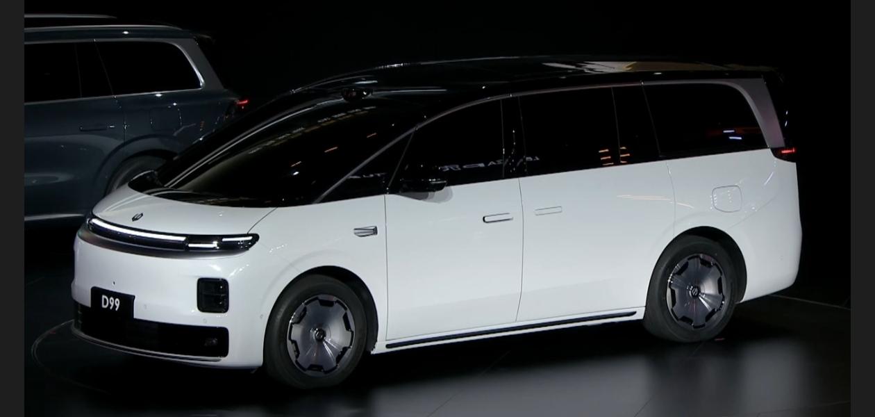 朱江明野心确实够大，接下来10年，它的目标是打造年销400万台的一流车企。零跑前