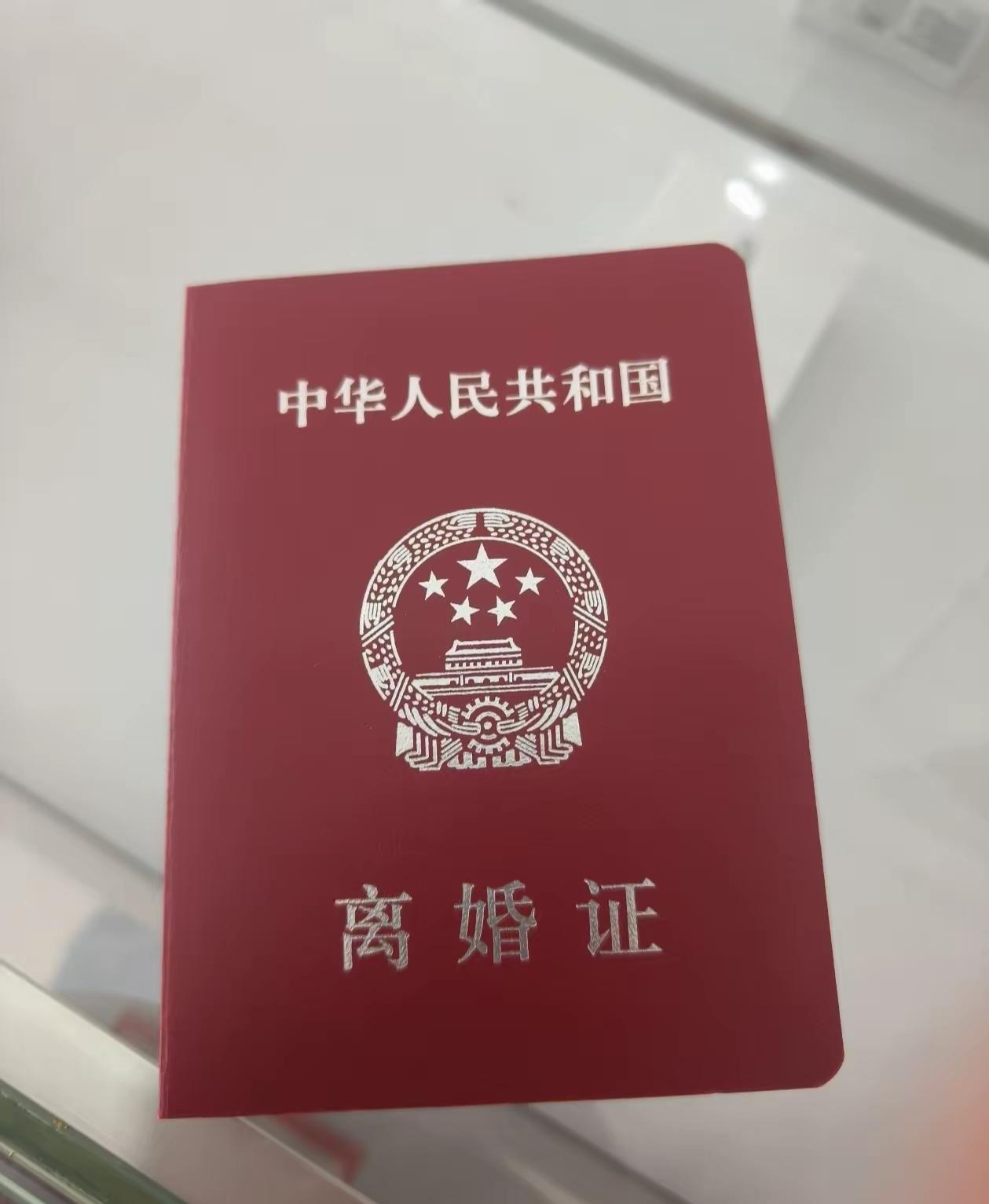 我表姐今年36岁，有两个孩子。嫌她老公太老实，去年偷偷跟一个网友好上了。后来被