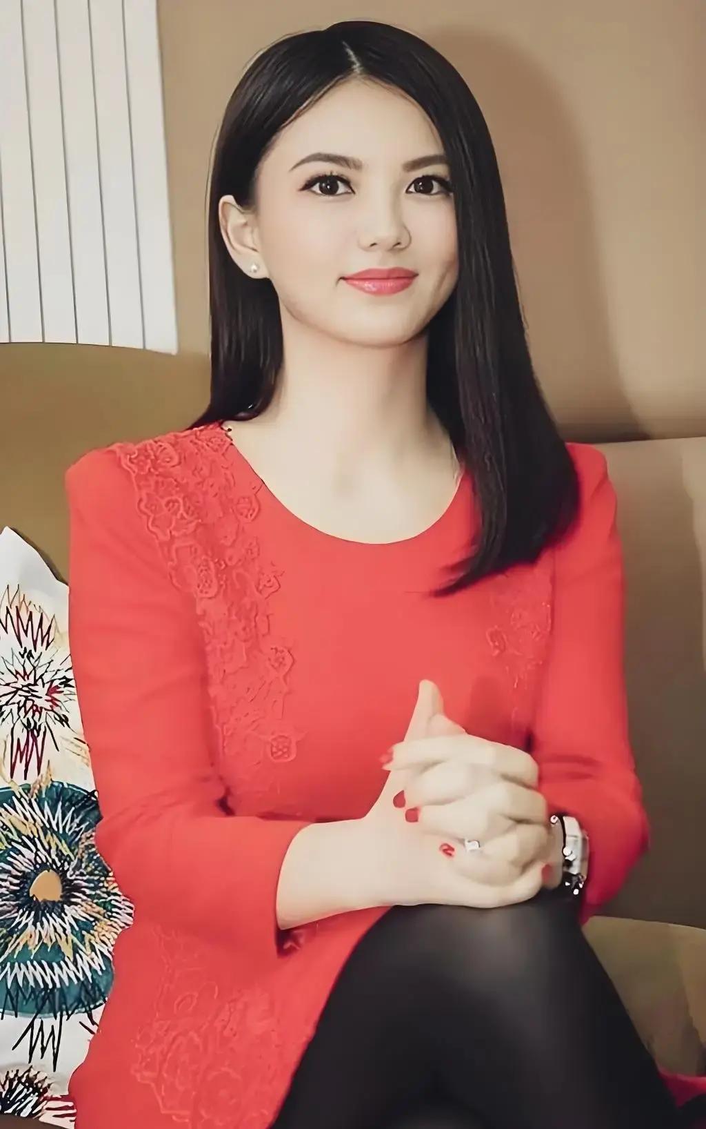 李湘被助理伸手拦在何超琼三步之外。她不是第一个被挡在圈层外的明星。那