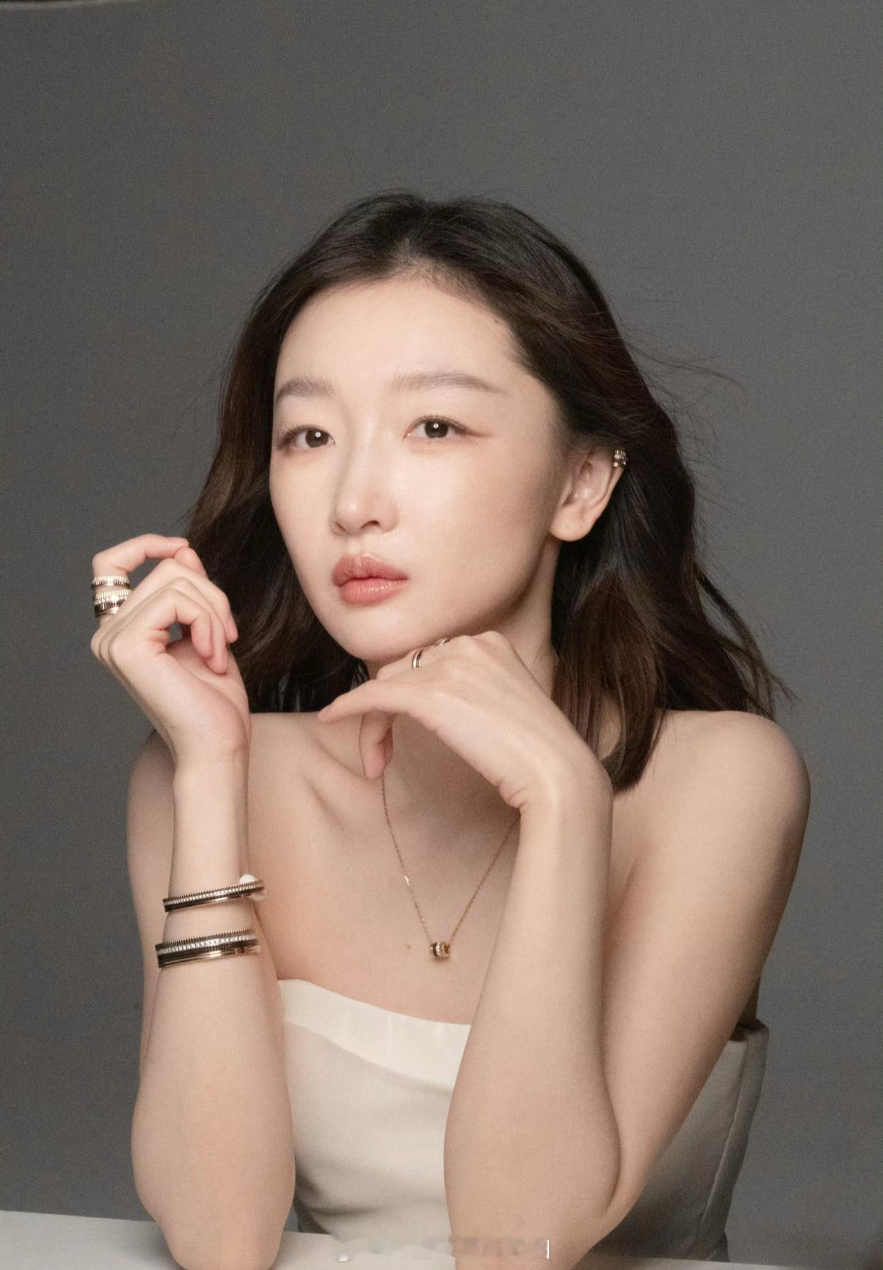 我发现周冬雨的妆真的是越淡越好，本身气质就比较邻家女，素点更有高级感。