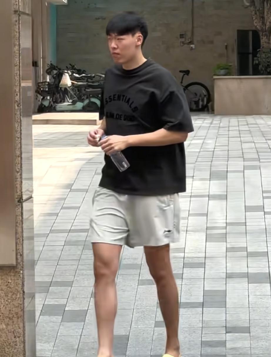 那些说张昊被广东男篮裁掉的人，恐怕要失望了，他不仅没被裁，反而还拿到了不错的合同