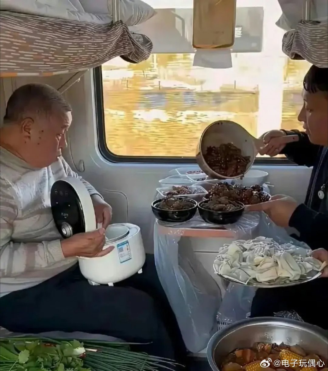 乘务员估计头都大了，这管还是不管好啊！