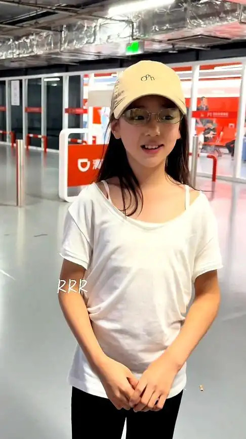 小酒窝现身机场，穿董璇服饰被指早熟，体态优雅不像小孩子