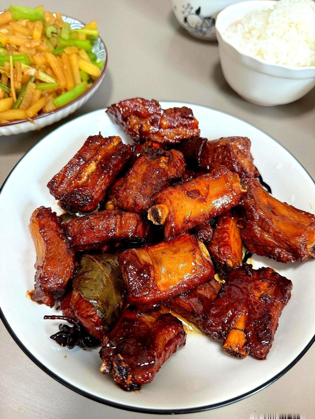 家庭聚会我去结账，经理说表弟把他赊的三万块记我名下。他把这三万的账单直接甩给我