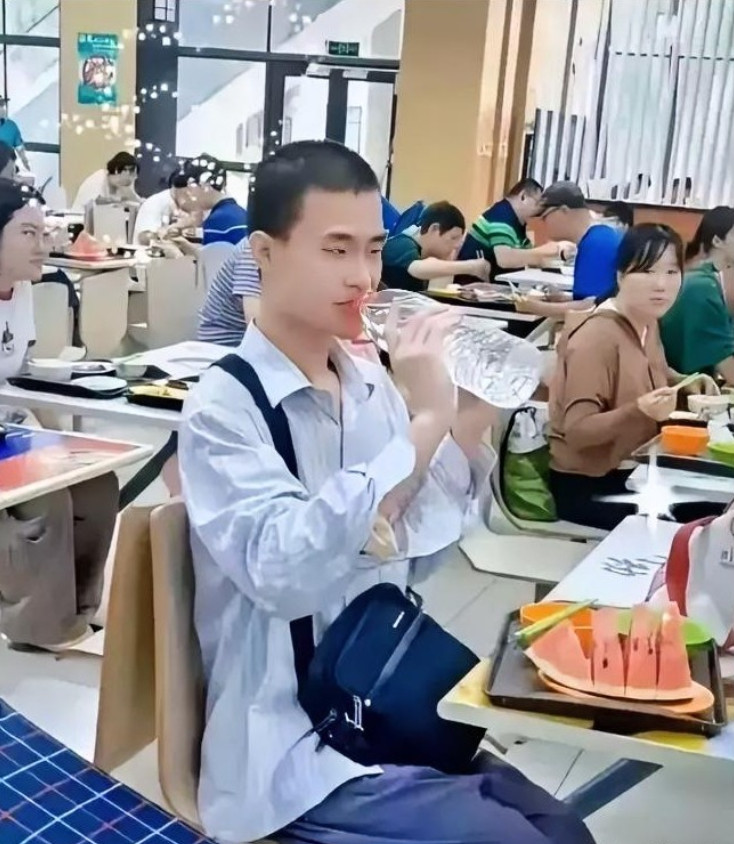 如果你不打招呼吃了他一片西瓜，那你觉得他会有什么反应？
