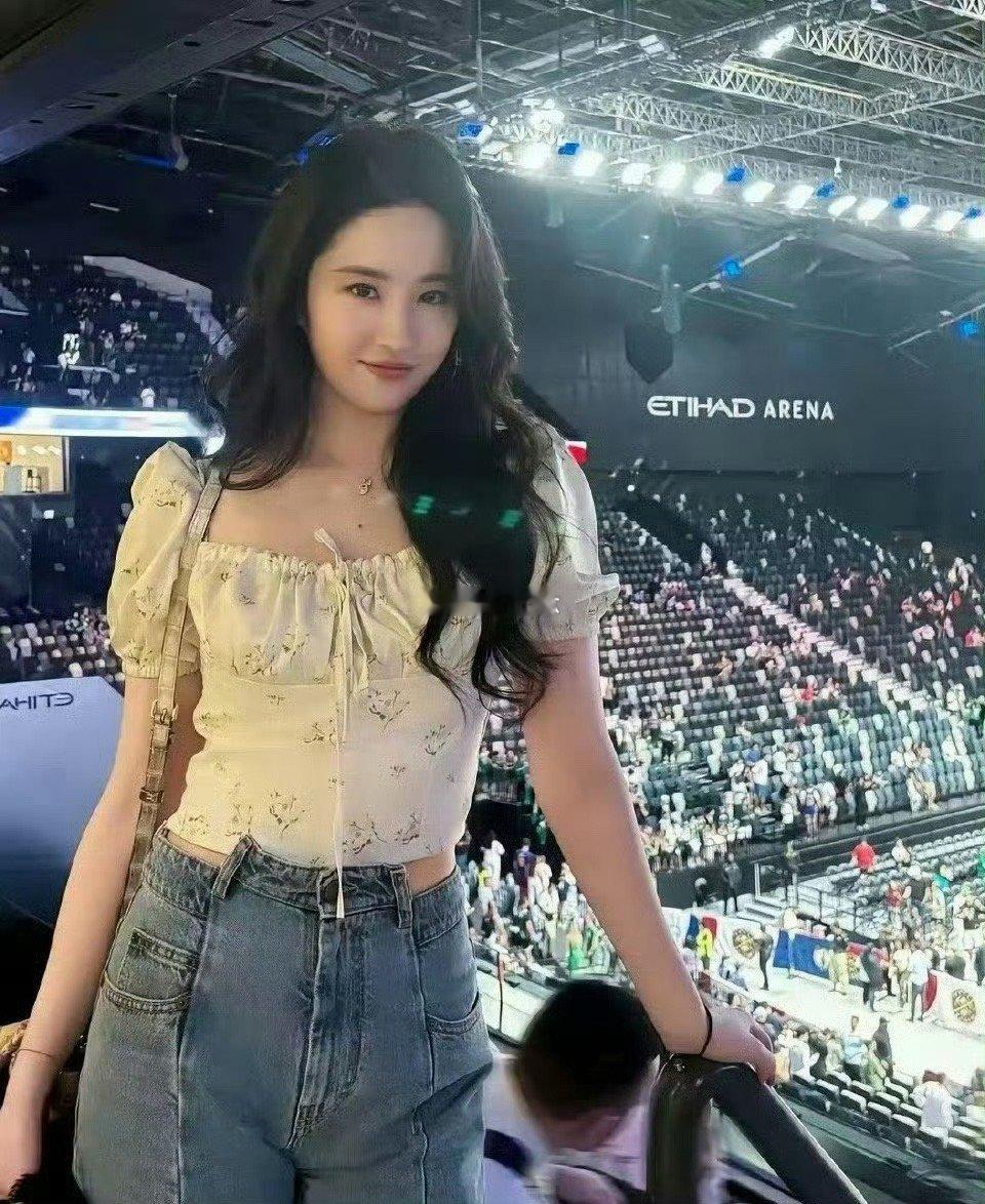 刘亦菲这条裤子挺养生，毕竟降温了肚脐眼必须护住啊