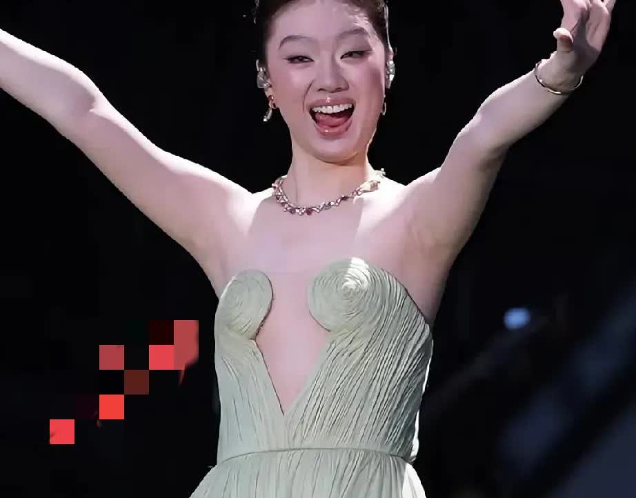 单依纯也是没想到一觉醒来她估计肠子都悔青了后悔在芭莎之夜选了这件礼服